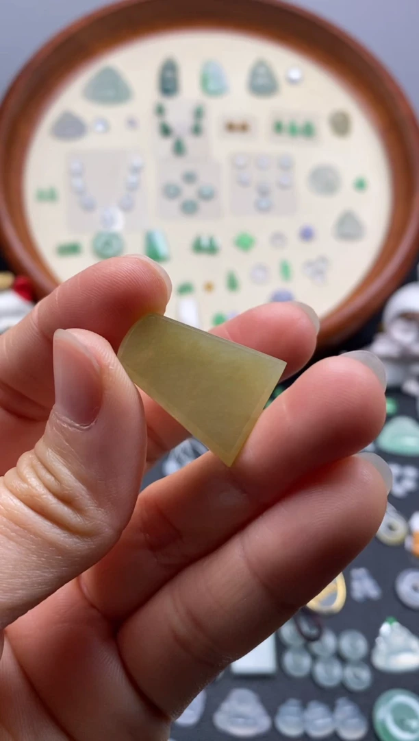 颈饰未镶嵌翡翠黄翡无事牌/芬