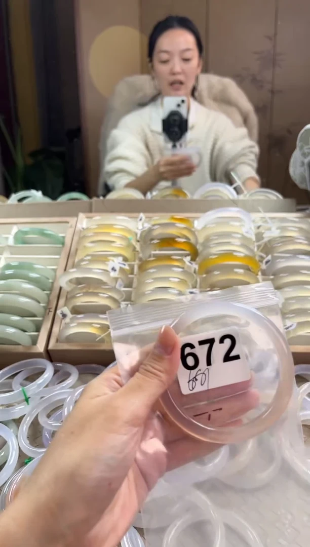 手镯玛瑙/玉髓未镶嵌672微瑕