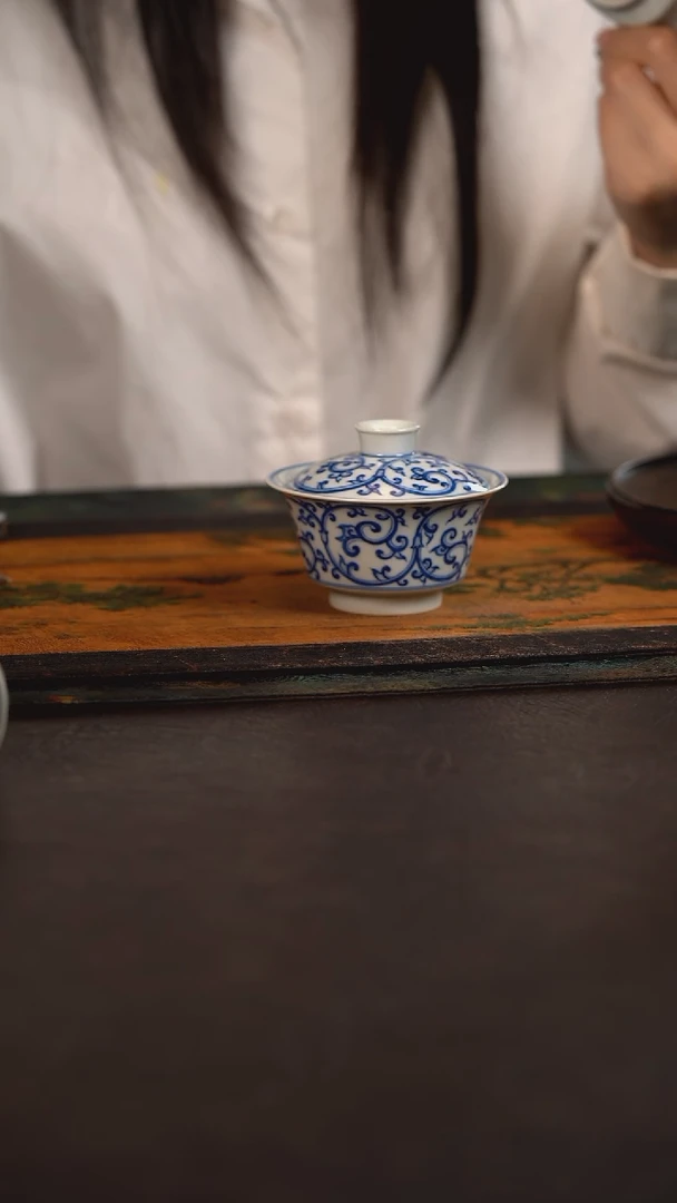杯聚澜堂仿明缠枝莲马蹄盖碗