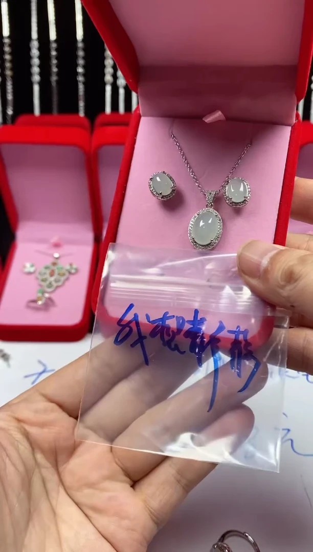 未镶嵌戒指翡翠我****静翡翠吊坠