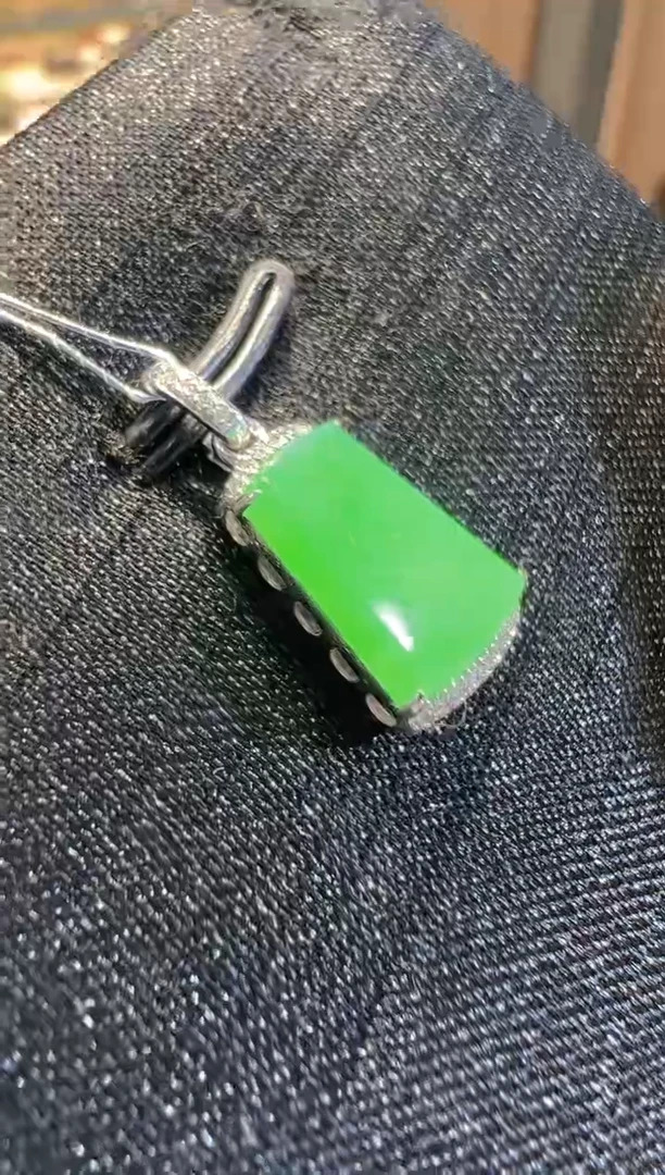 【闪购商品】翡翠吊坠(不含链)18K金镶嵌