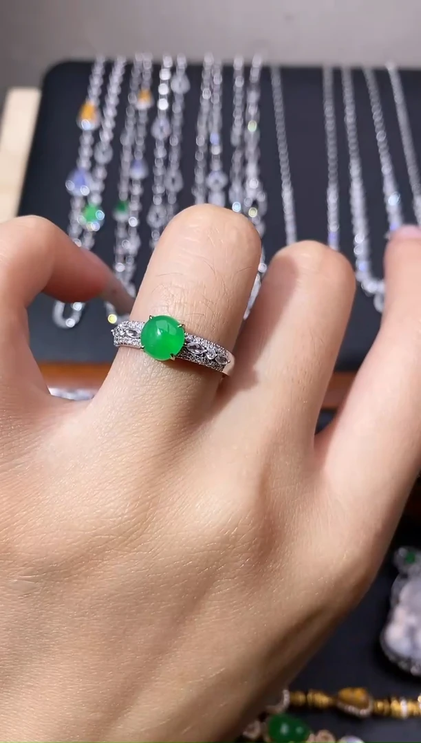 颈饰18K金镶嵌翡翠戒指