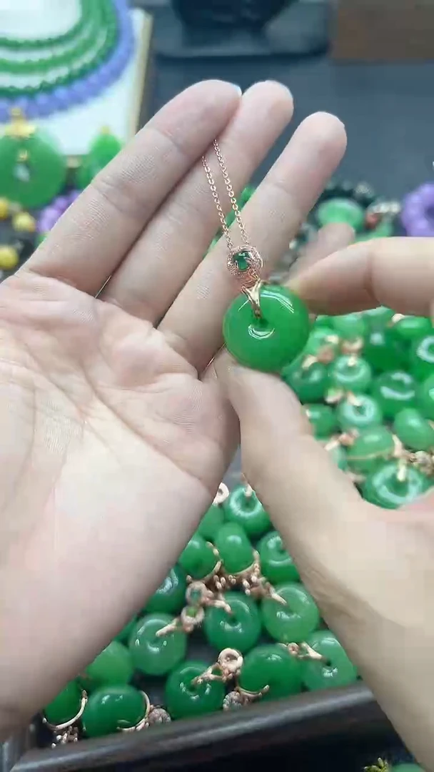 吊坠(赠链)未镶嵌翡翠满绿面包扣