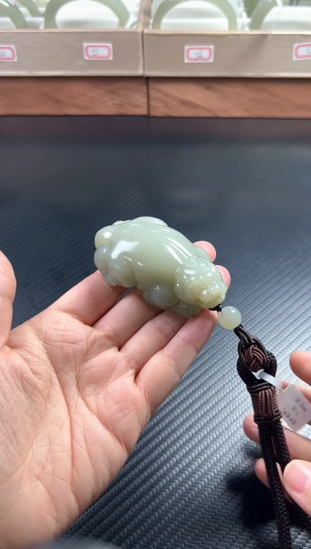 吊坠(赠链)未镶嵌和田玉且末微色差近矿j