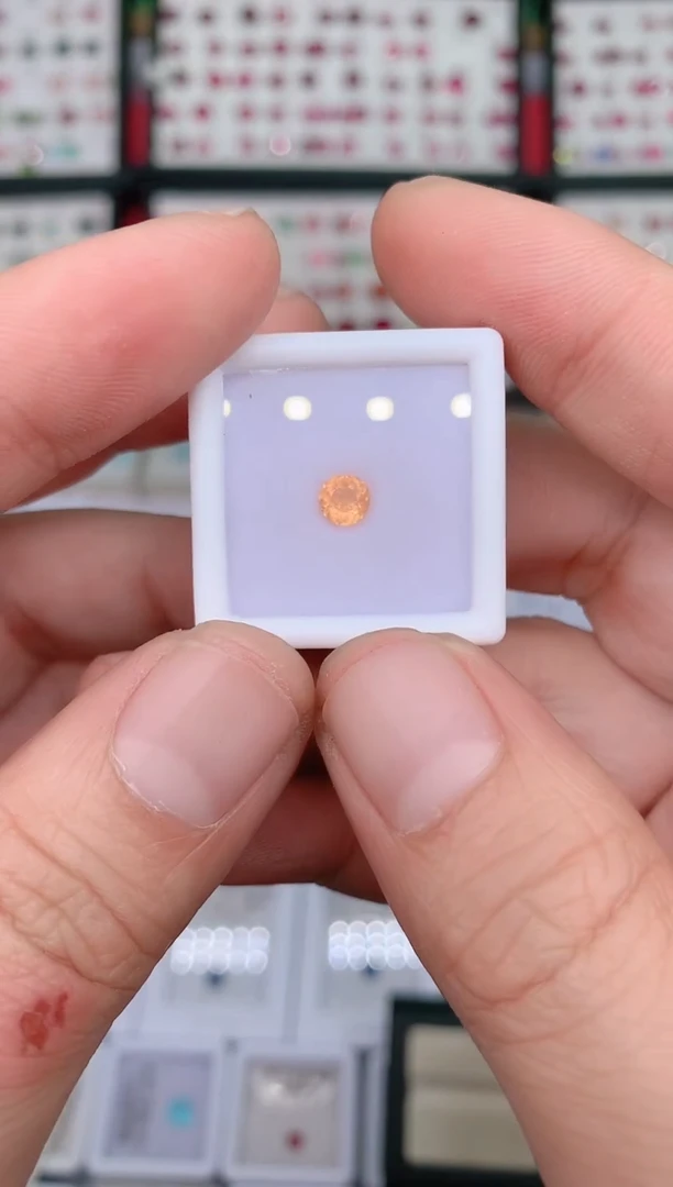 未镶嵌裸石石榴石（芬达石）0.6ct