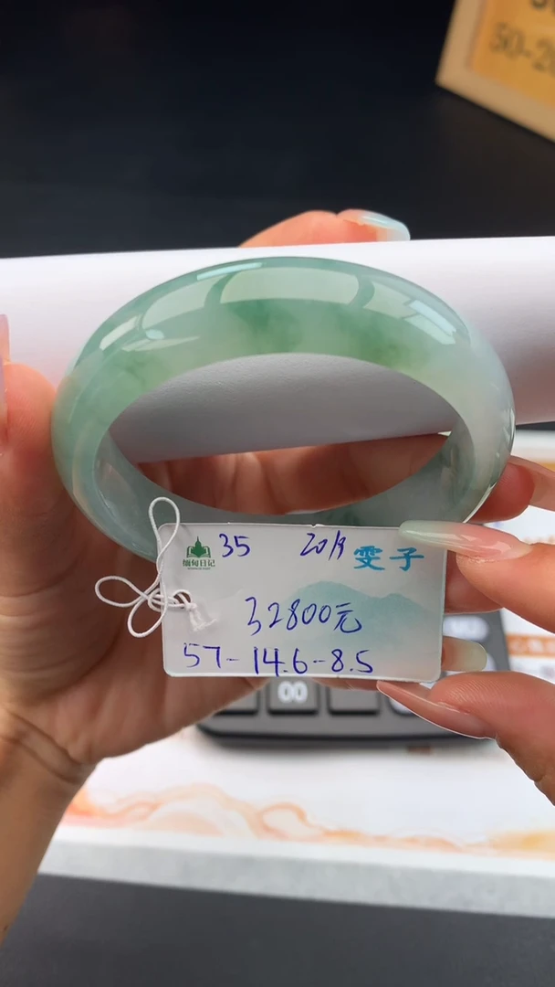 未镶嵌手镯翡翠自带#送人#，联系客服核对地址~