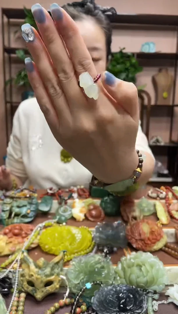 未镶嵌岫玉颈饰多样性发货发其中之一