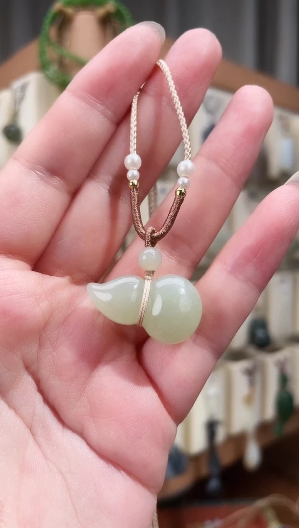 颈饰未镶嵌和田玉25*15*11.5毫米青海料葫芦挂件（微结构）