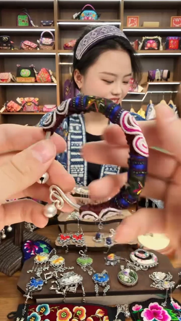 【闪购商品】织绣13蒙阿苏苗绣传承