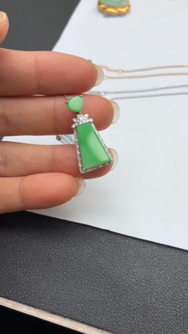 颈饰18K金镶嵌翡翠天然翡翠A货