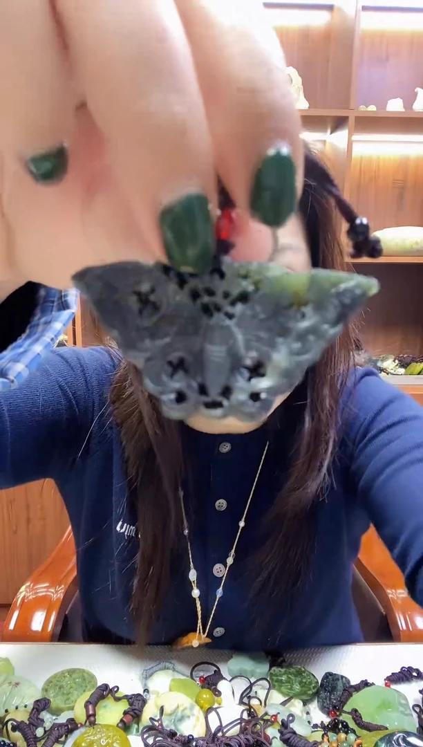 未镶嵌蛇纹石玉吊坠