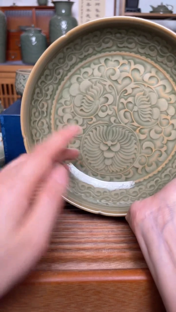 其他橄榄绿缠枝菊纹葵口盘