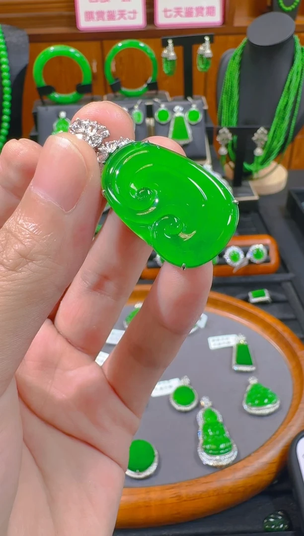 翡翠18K金镶嵌吊坠(赠链)媛*天然A货翡翠