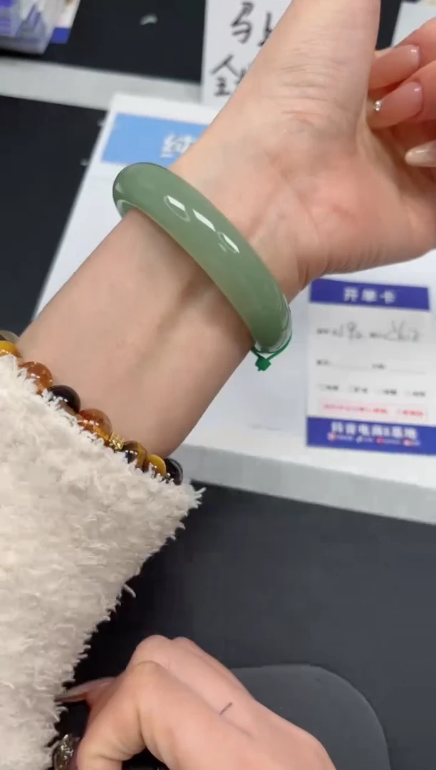 【闪购商品】石英质玉手镯未镶嵌K190-56