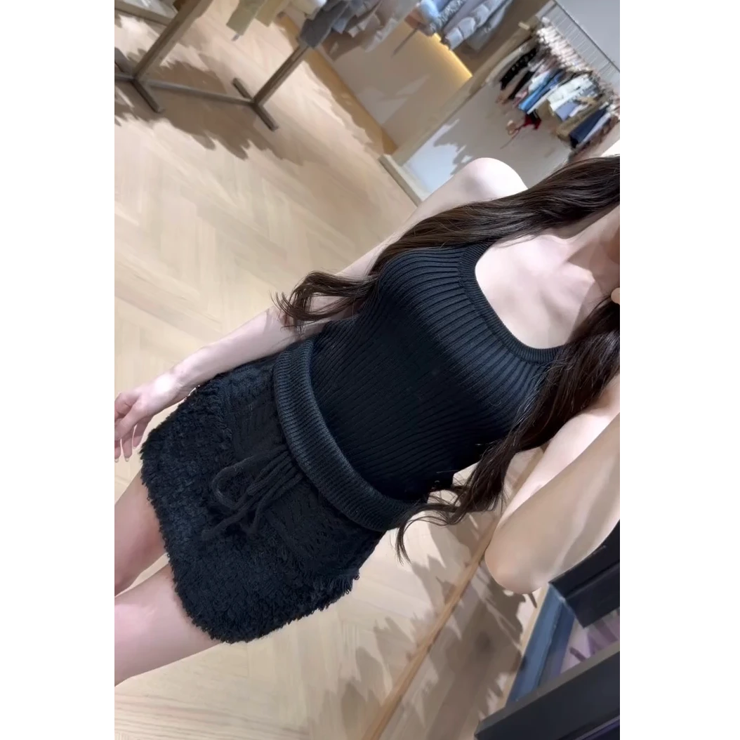 韩系气质女神2026春季新款ins性感方领针织背心上衣配短裙两件套