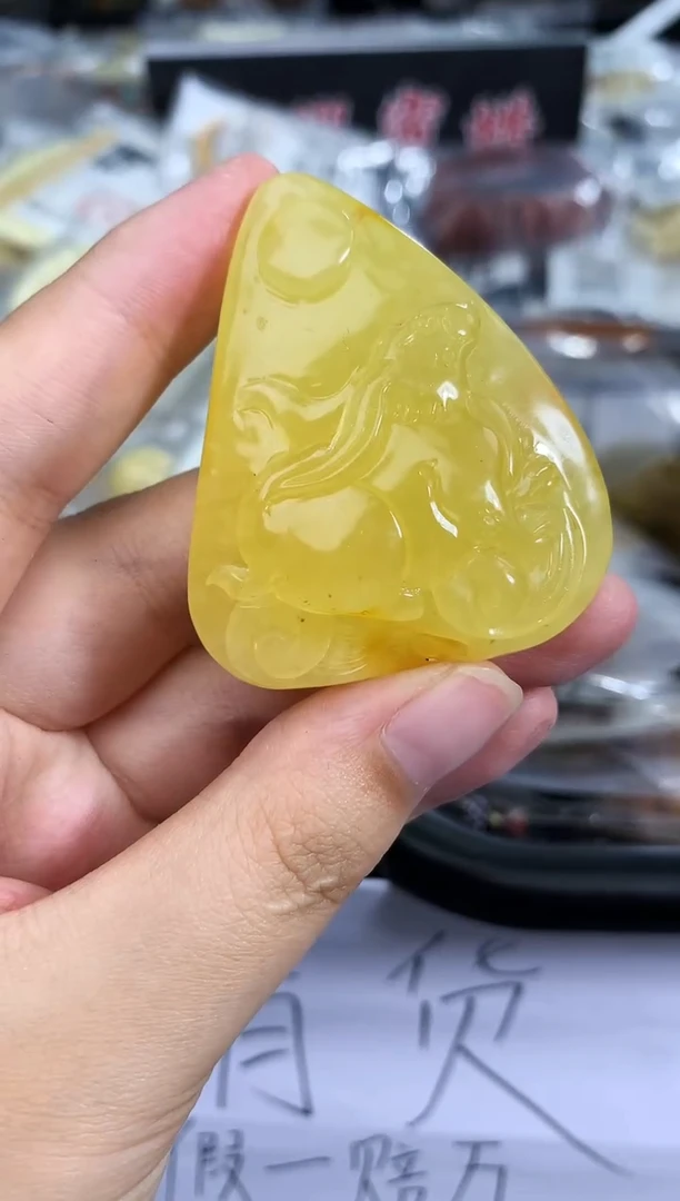 未镶嵌琥珀珠宝奇石88