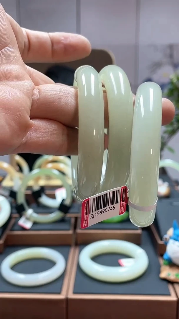 【闪购商品】和田玉手镯未镶嵌晴羊脂54-59多样性发一