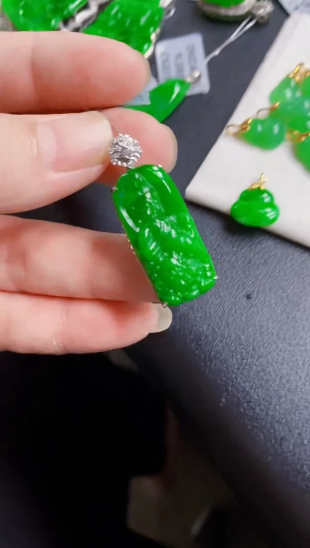 翡翠18K金镶嵌颈饰观音