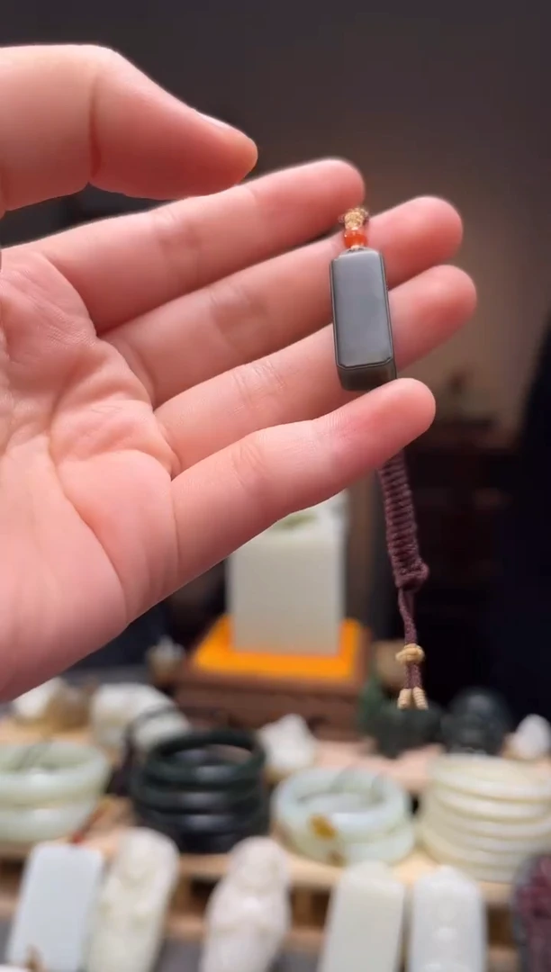 颈饰未镶嵌和田玉吊坠