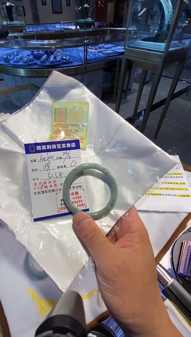 翡翠手镯未镶嵌Amb天然翡翠手镯需包容瑕疵，介意慎拍