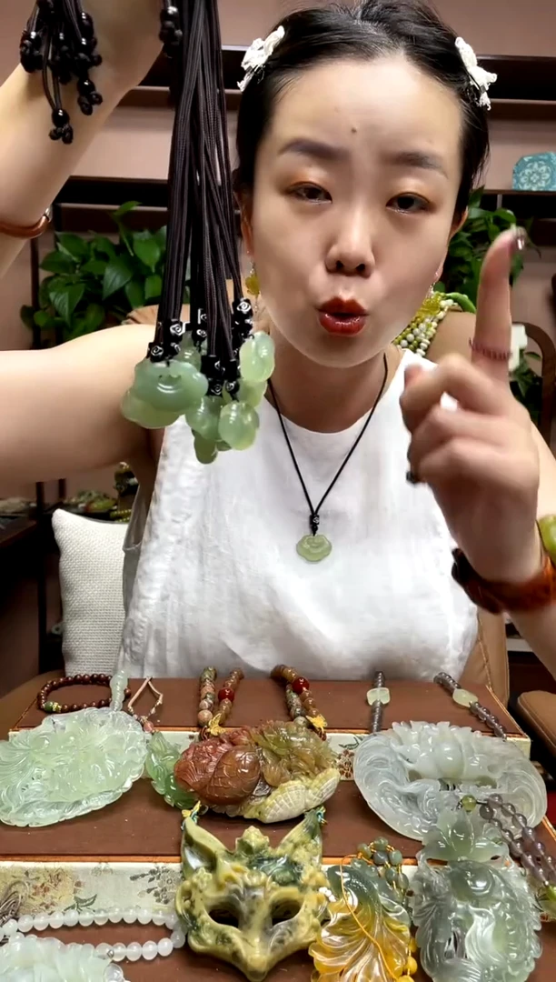 未镶嵌岫玉吊坠多样性发货发其中之一