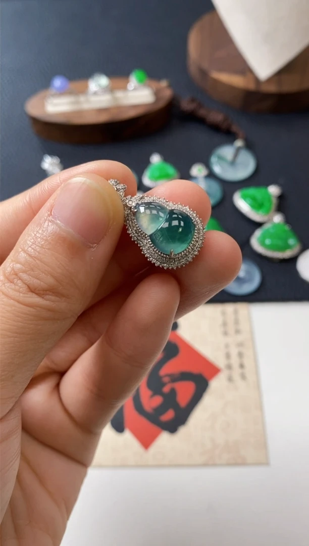 【闪购商品】翡翠吊坠(不含链)18K金镶嵌飘蓝花葫芦