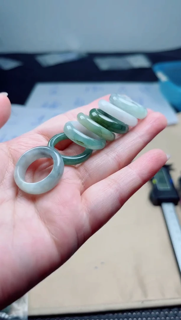 翡翠未镶嵌颈饰戒圈
