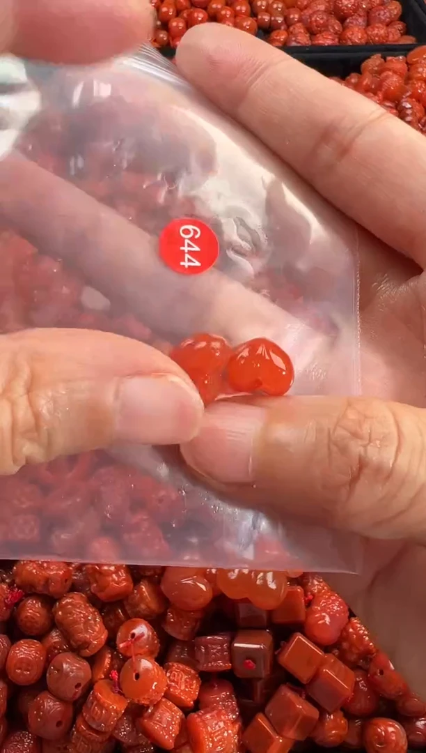 南红玛瑙未镶嵌颈饰1