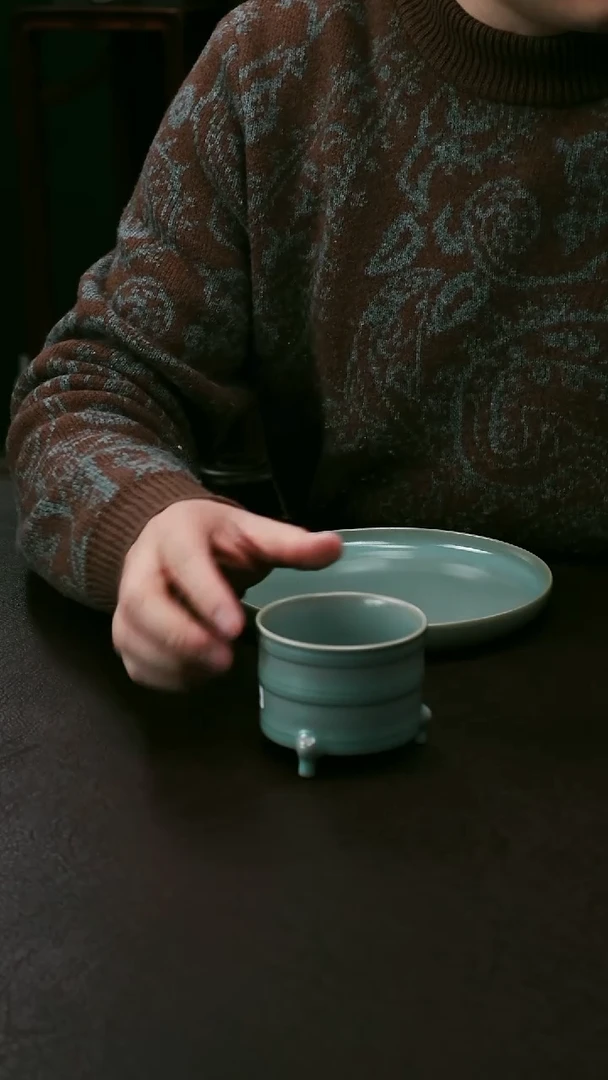 【闪购商品】其他汝官窑精品偏绿小号三足弦纹樽30+/