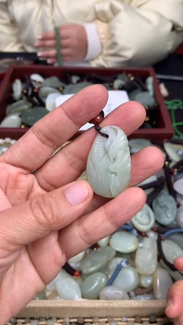 颈饰未镶嵌和田玉（多样性发一件）没有证书有瑕