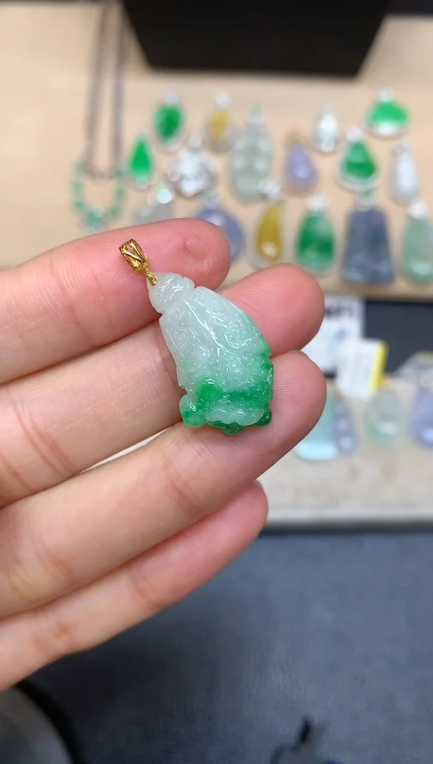 颈饰18K金镶嵌翡翠白菜招百财【无服务费