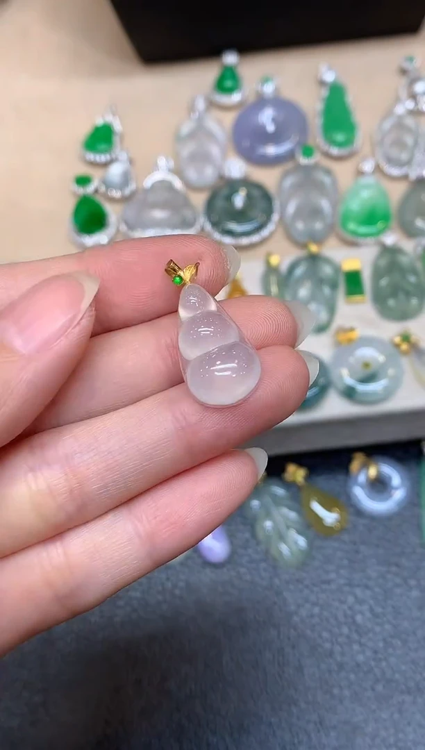 颈饰18K金镶嵌翡翠福豆【无服务费