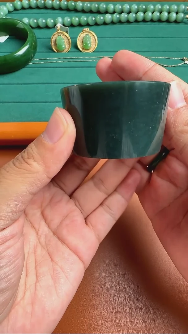 和田玉未镶嵌摆件青玉茶杯