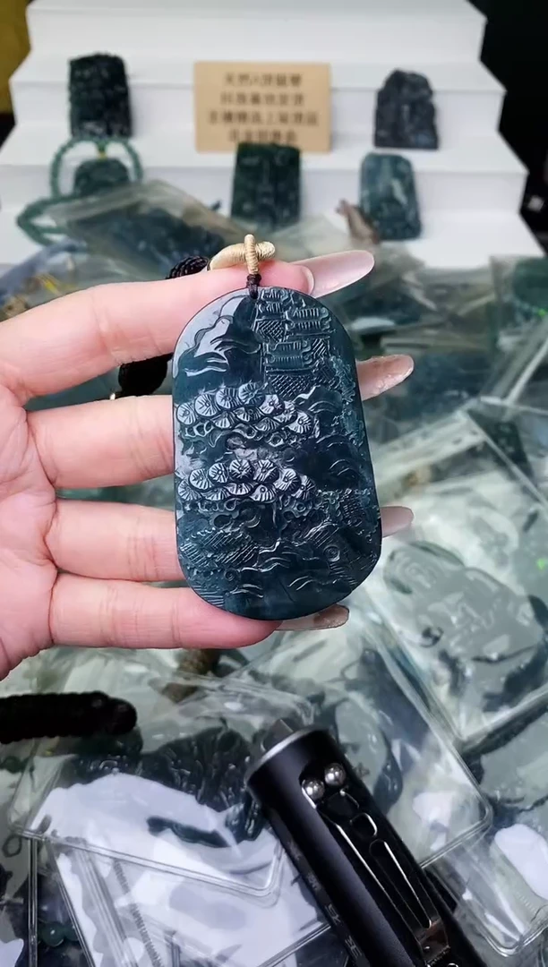 颈饰未镶嵌翡翠