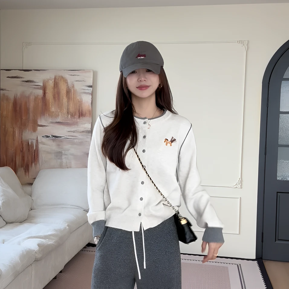 【余欢欢】秋季时尚简约小马刺绣撞色拼接领针织衫-YHW50886