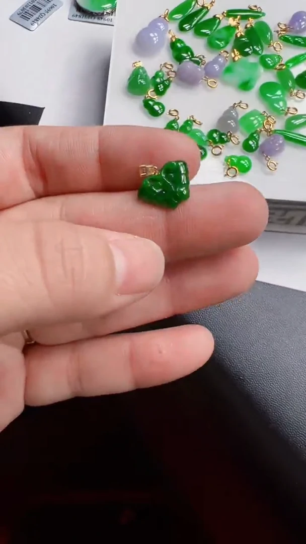 翡翠18K金镶嵌颈饰吊坠111