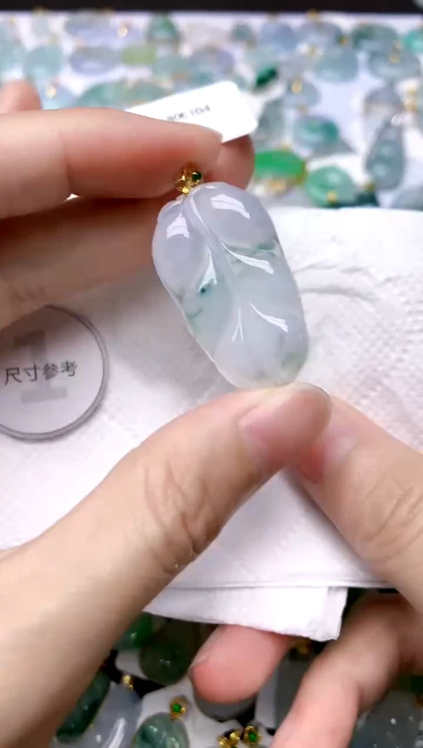 颈饰18K金镶嵌翡翠天然A货翡翠