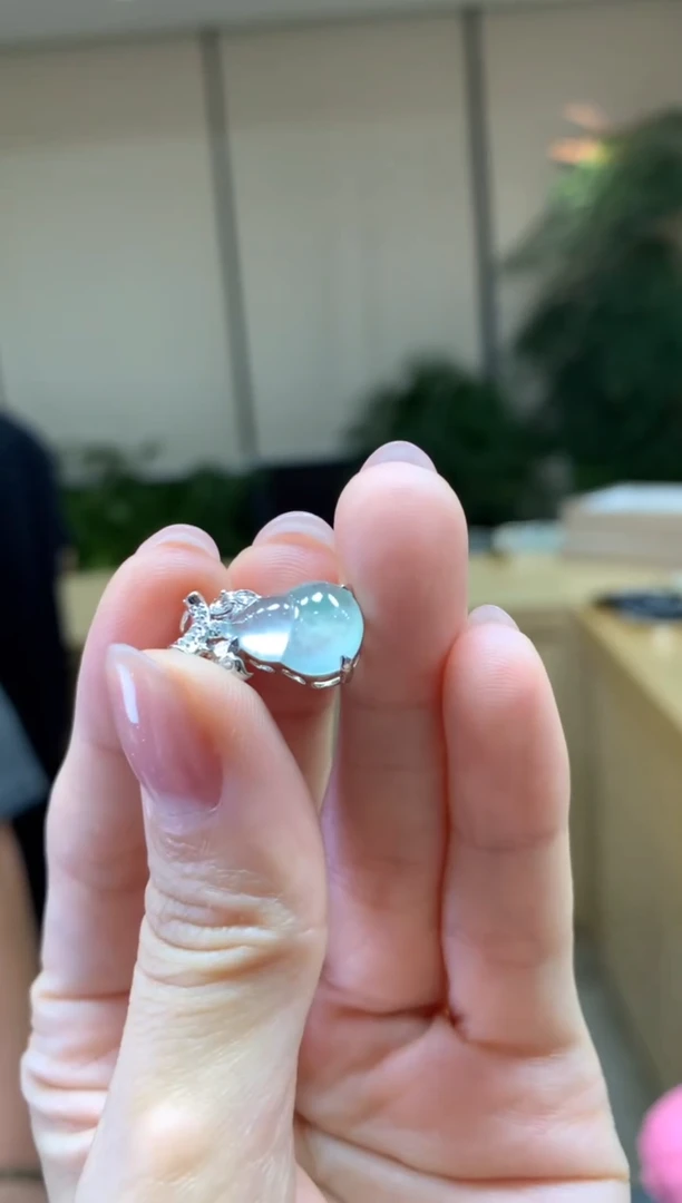 颈饰18K金镶嵌翡翠|不退不换