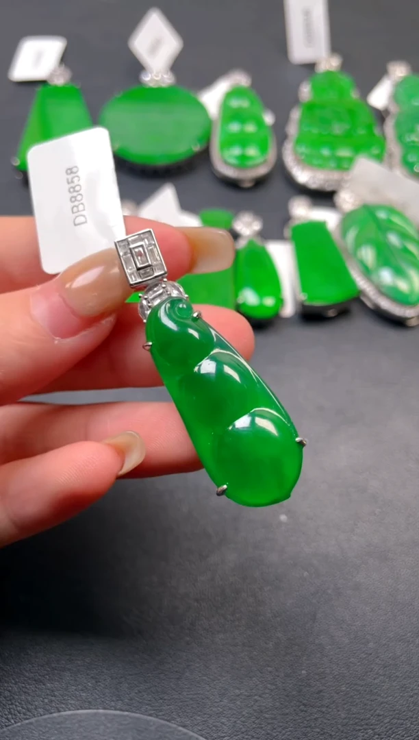 颈饰银S925镶嵌翡翠吊坠