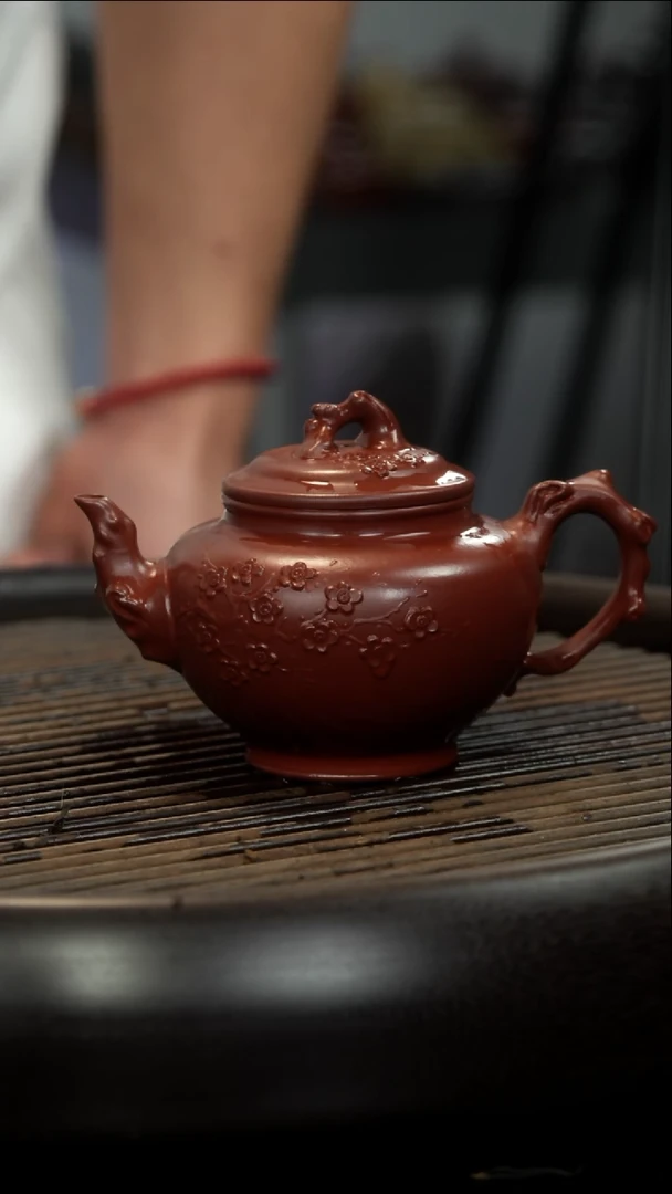 茶壶紫砂朱泥大红袍 梅报春壶 堆绘梅花