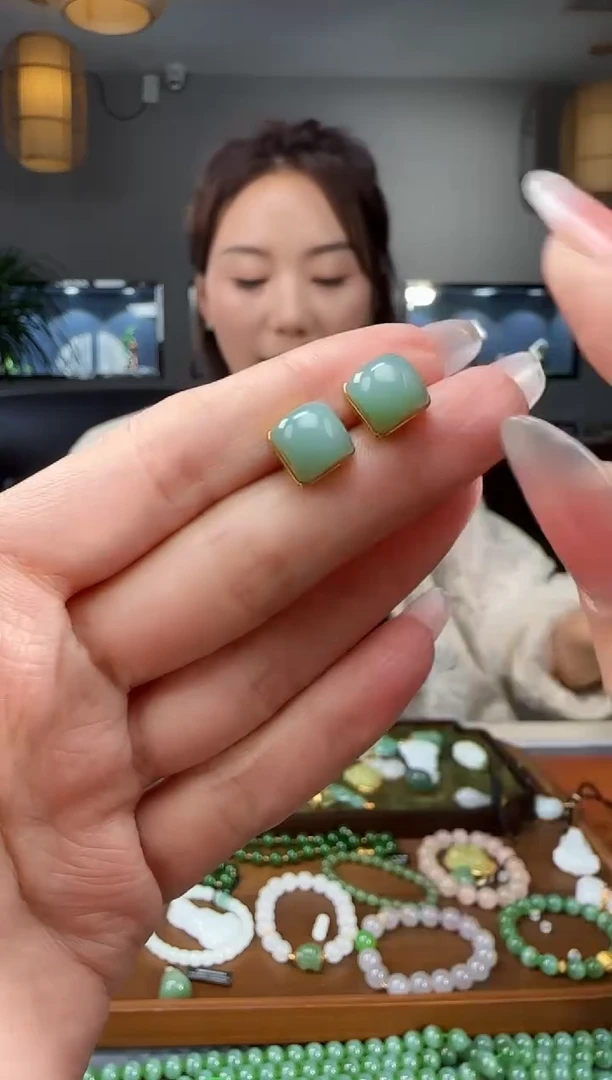 18K金镶嵌和田玉耳饰1