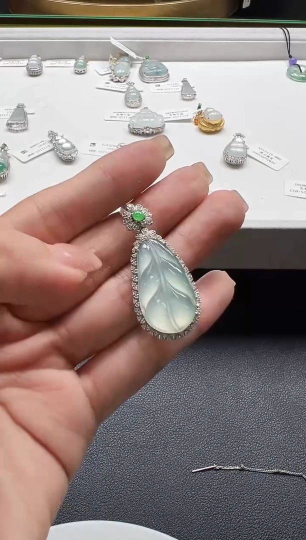 颈饰18K金镶嵌翡翠KTL1115-012