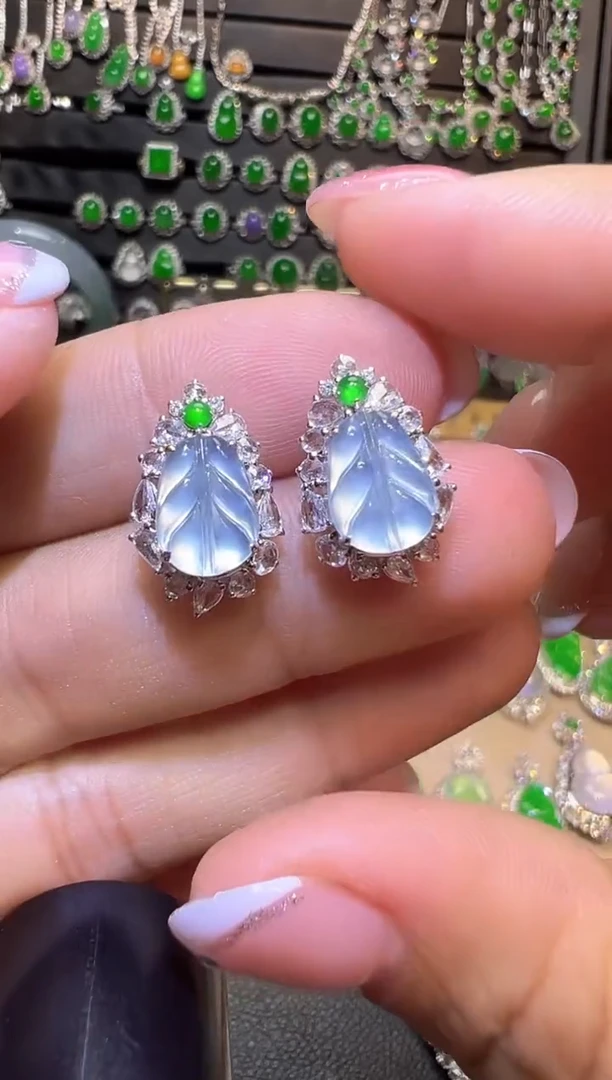 18K金镶嵌翡翠耳饰叶子