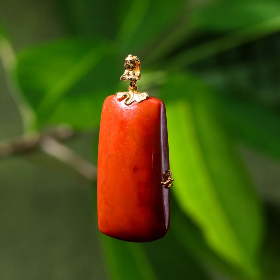 【意婵】《丰盈》“双11”原矿18K金天然牛血红南红无事牌吊坠-915946