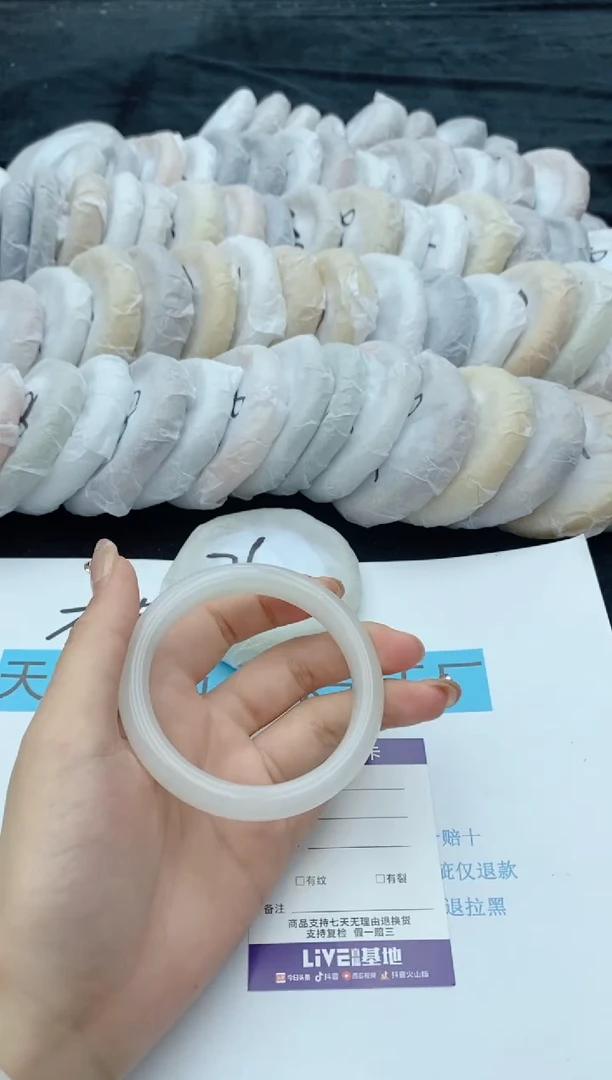 石英质玉手镯未镶嵌16