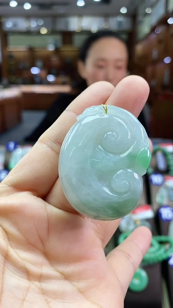 翡翠未镶嵌颈饰如意