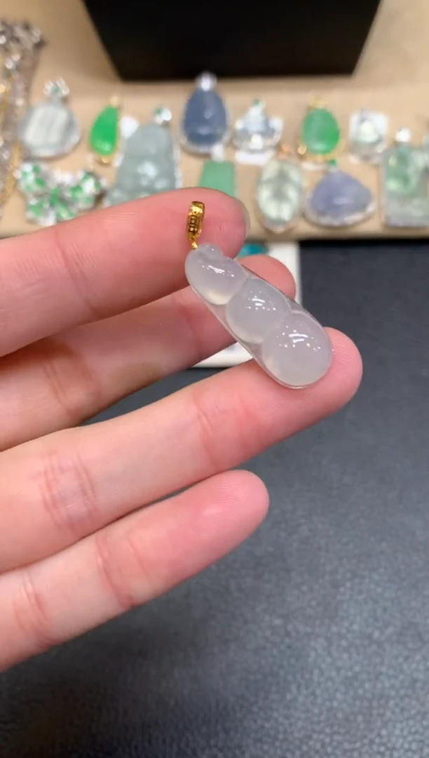 【闪购商品】翡翠颈饰18K金镶嵌福豆【无服务费】