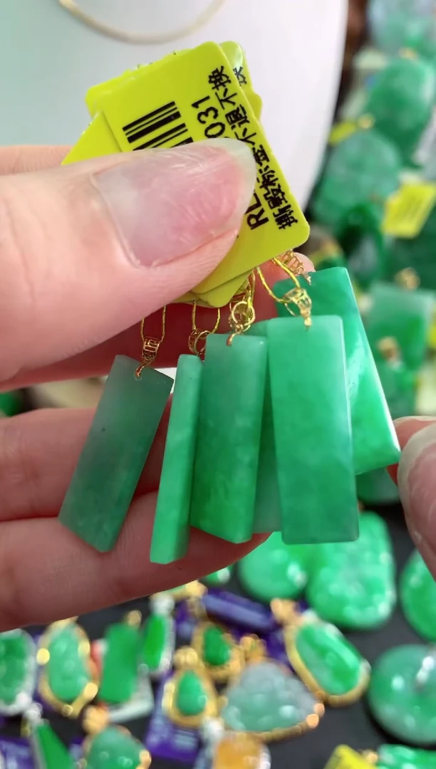 翡翠18K金镶嵌吊坠(不含链)多样性发货其中一件