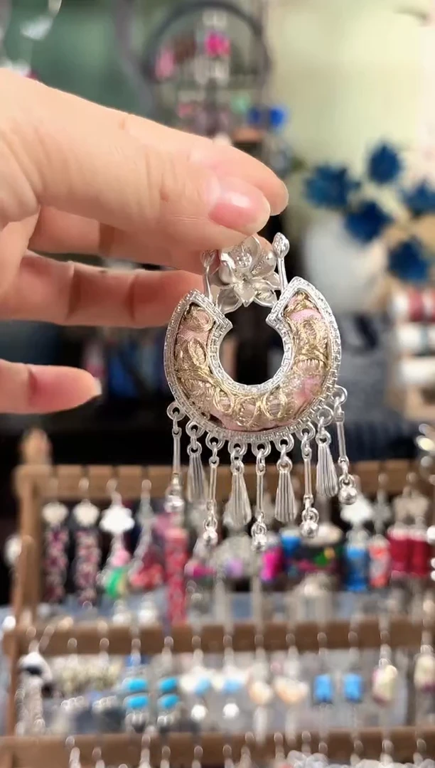 彩云南阁非遗老绣饰品805