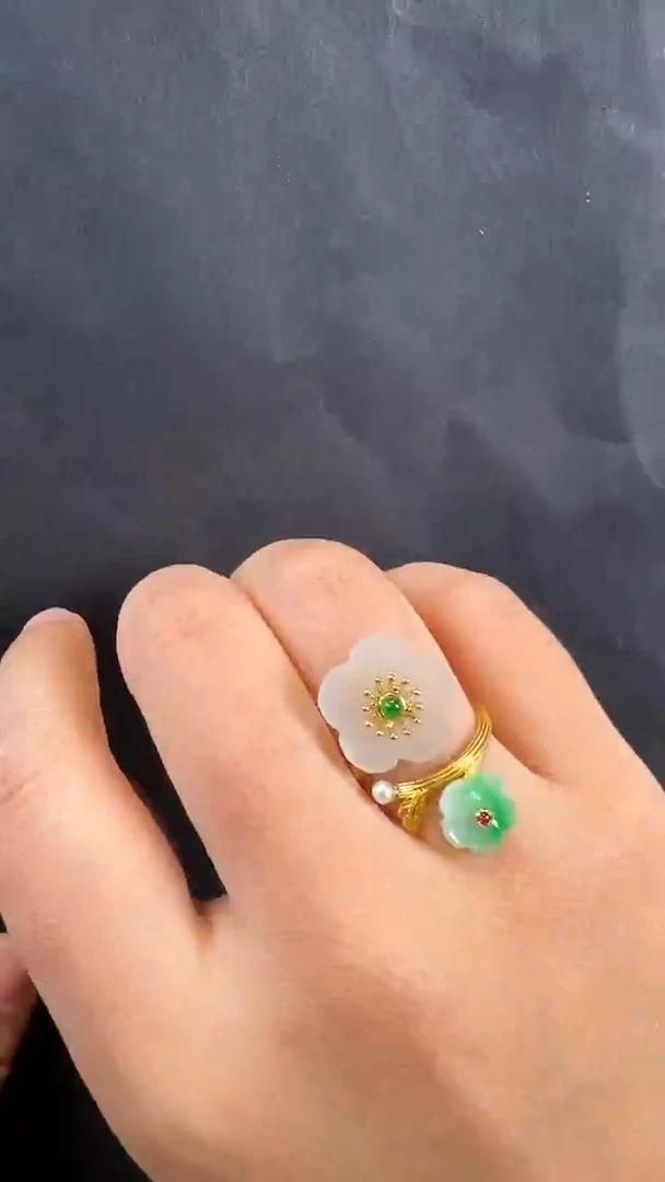 18K金镶嵌戒指和田玉戒指